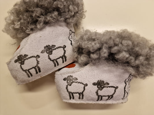 Håndsydde babytøfler i skinn