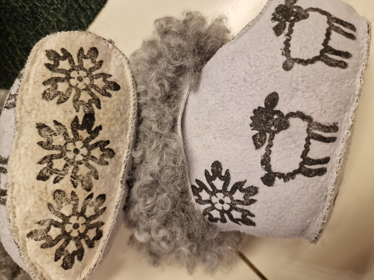 Håndsydde babytøfler i skinn