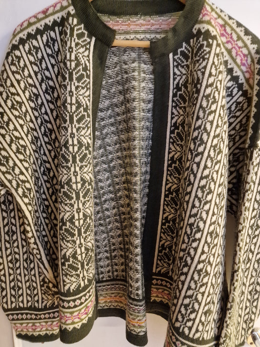 Maskinstrikket kofte fra husfliden.