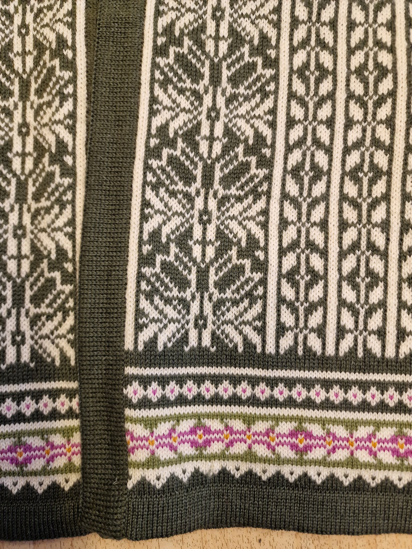 Maskinstrikket kofte fra husfliden.