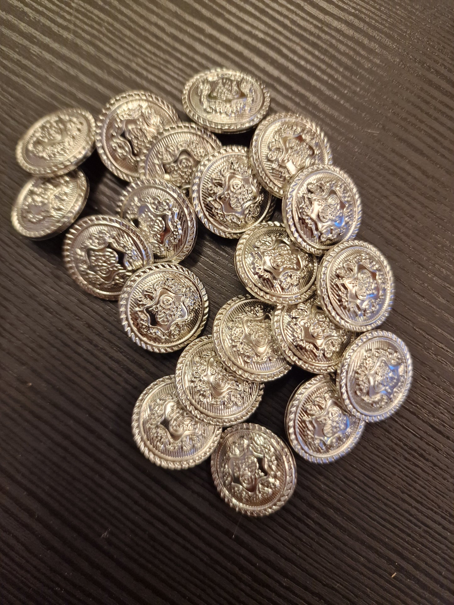 Metal knapper. Sølvfarget.