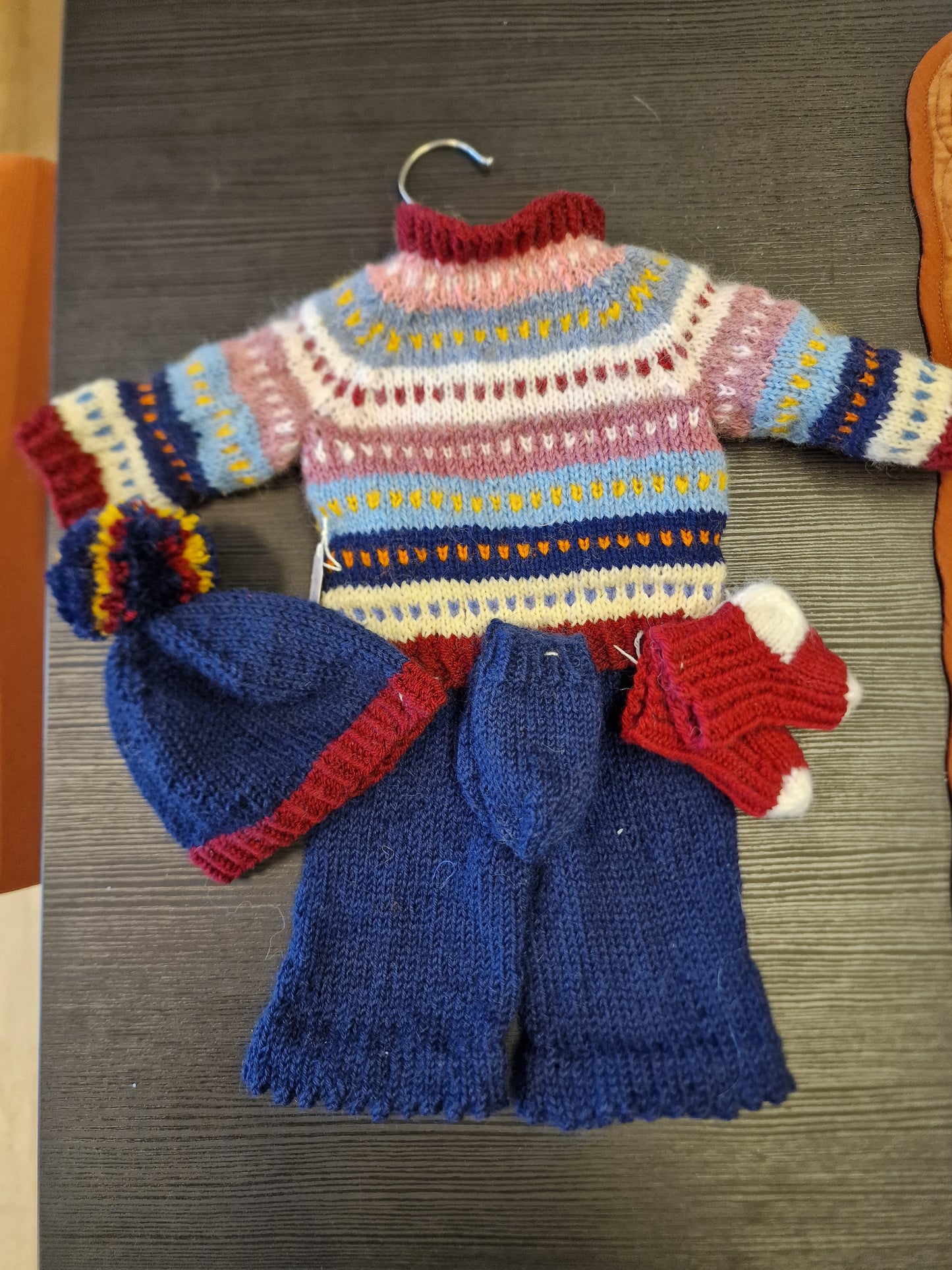 Strikket sett til babyborn.