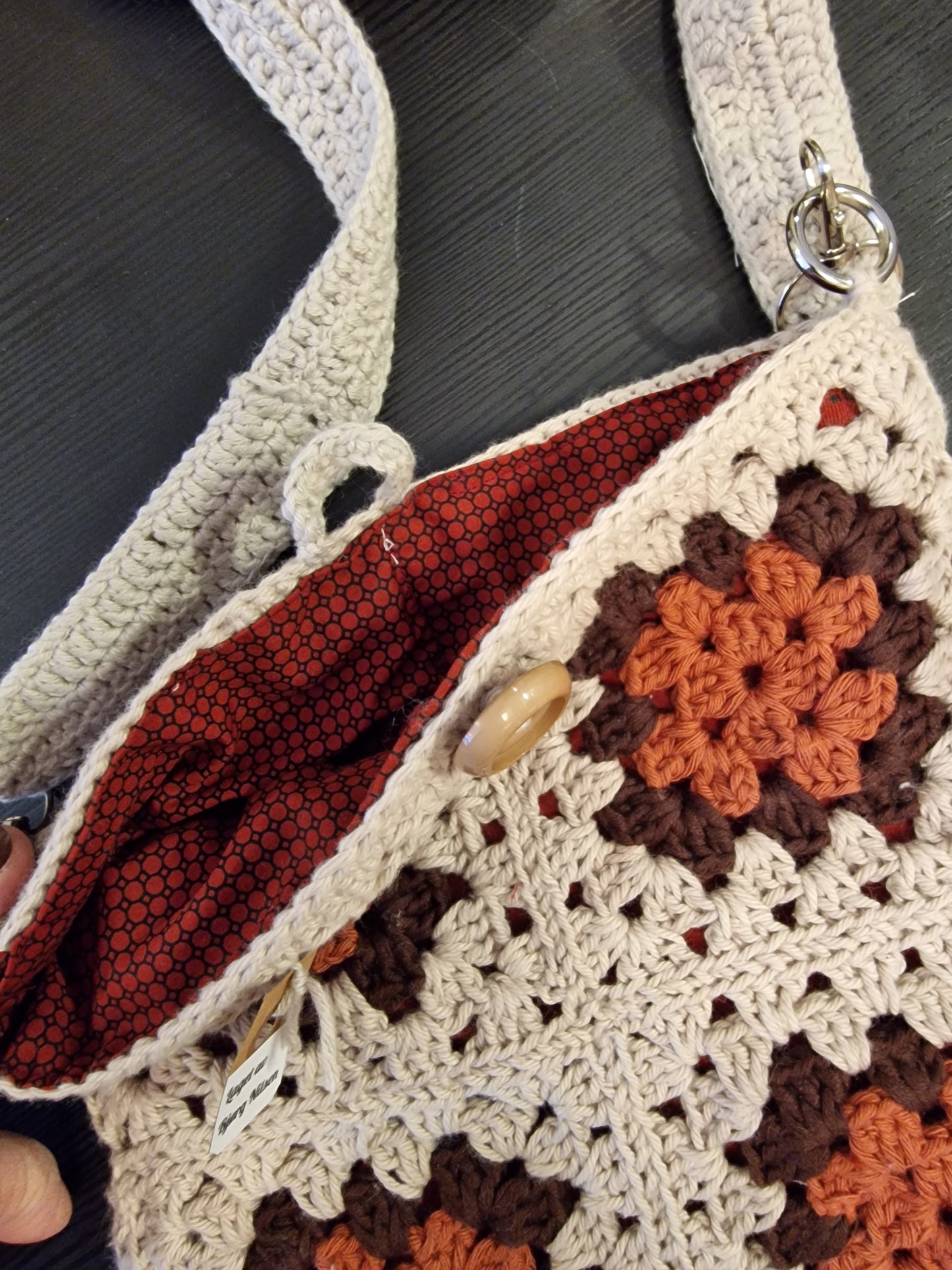 Liten heklet veske.