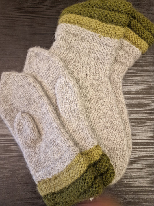 Sett med lett tovet votter og sokker