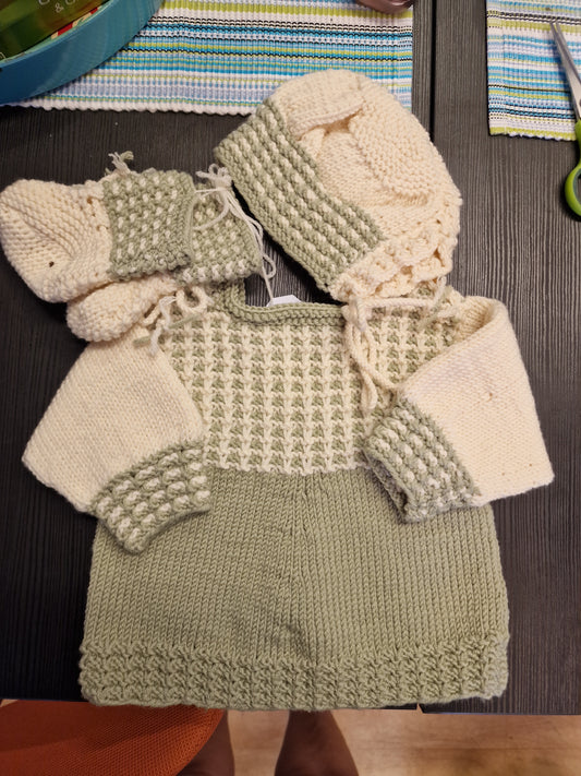 Baby genser med sokker og lue.