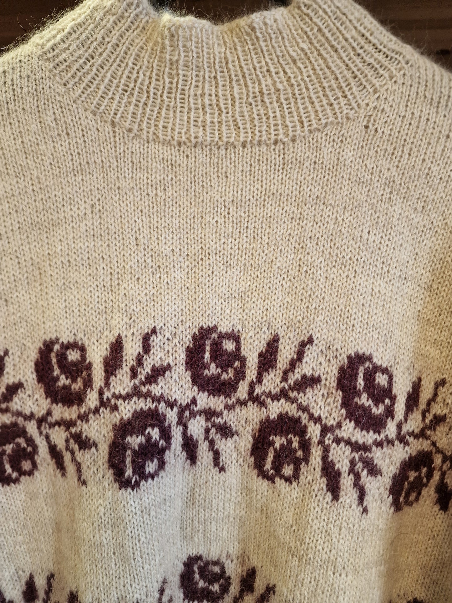 Rose genser med skjerf