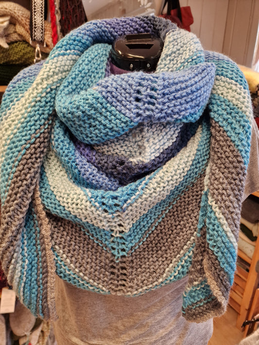 Stort sjal i blåfarger.