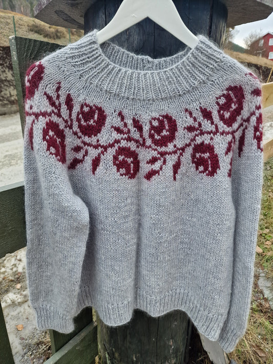 Rosie i grå og burgunder.