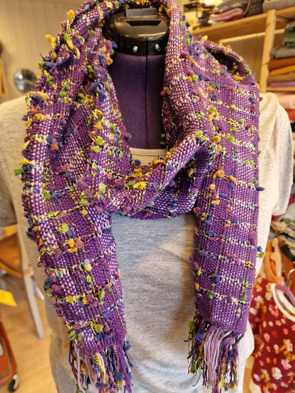 Vevd skjerf i effektgarn