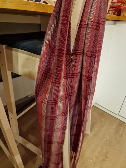 Vevd skjerf med frynser