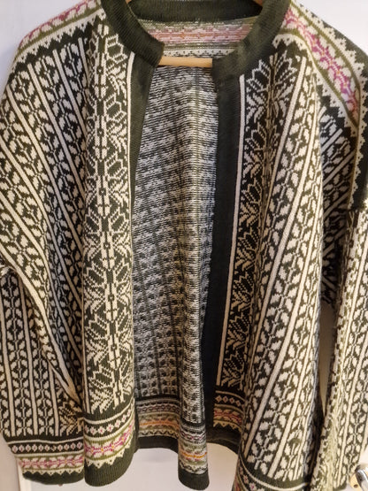 Maskinstrikket kofte fra husfliden.