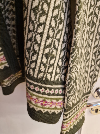 Maskinstrikket kofte fra husfliden.