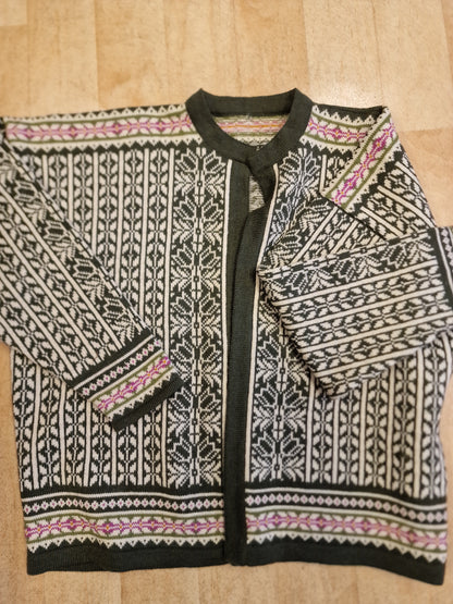 Maskinstrikket kofte fra husfliden.