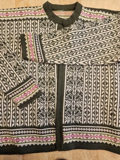 Maskinstrikket kofte fra husfliden.