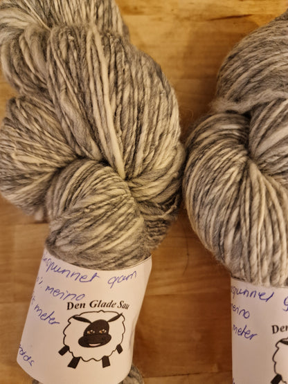 Håndspunnet merino( pakke med 2 hesper)