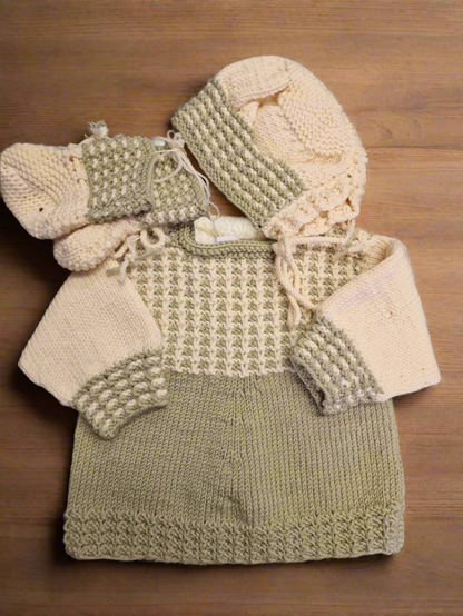 Baby genser med sokker og lue.