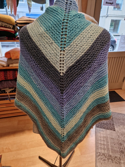 Stort sjal i blåfarger.