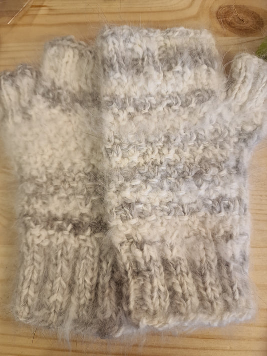 Pulsvanter i håndspunnet angora.