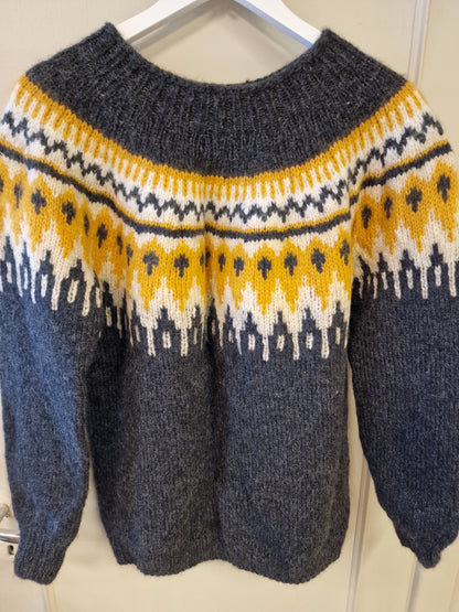 Genser med rundfelling og mønster.