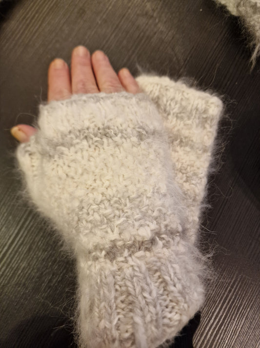 Pulsvanter i håndspunnet angora.