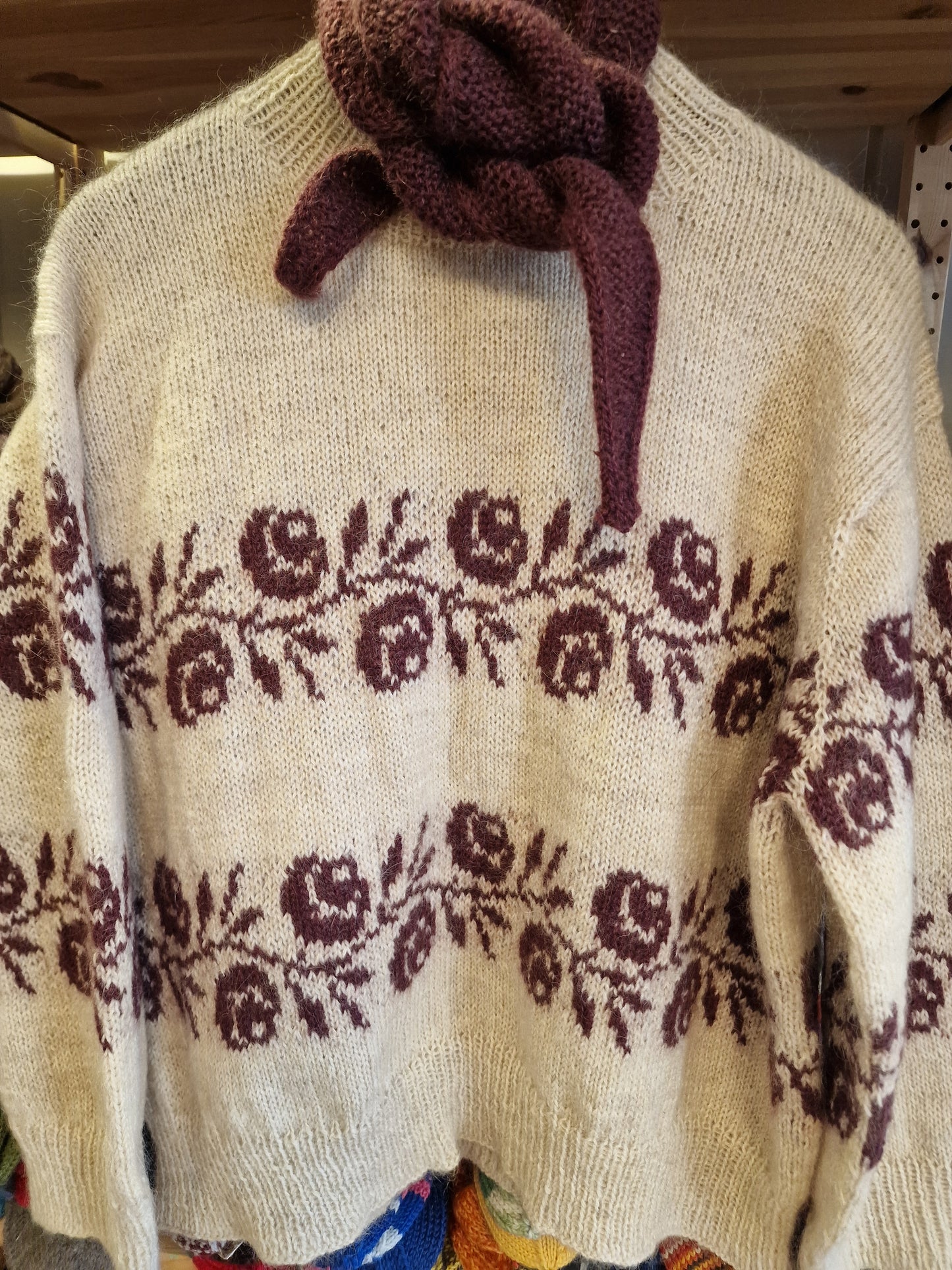 Rose genser med skjerf