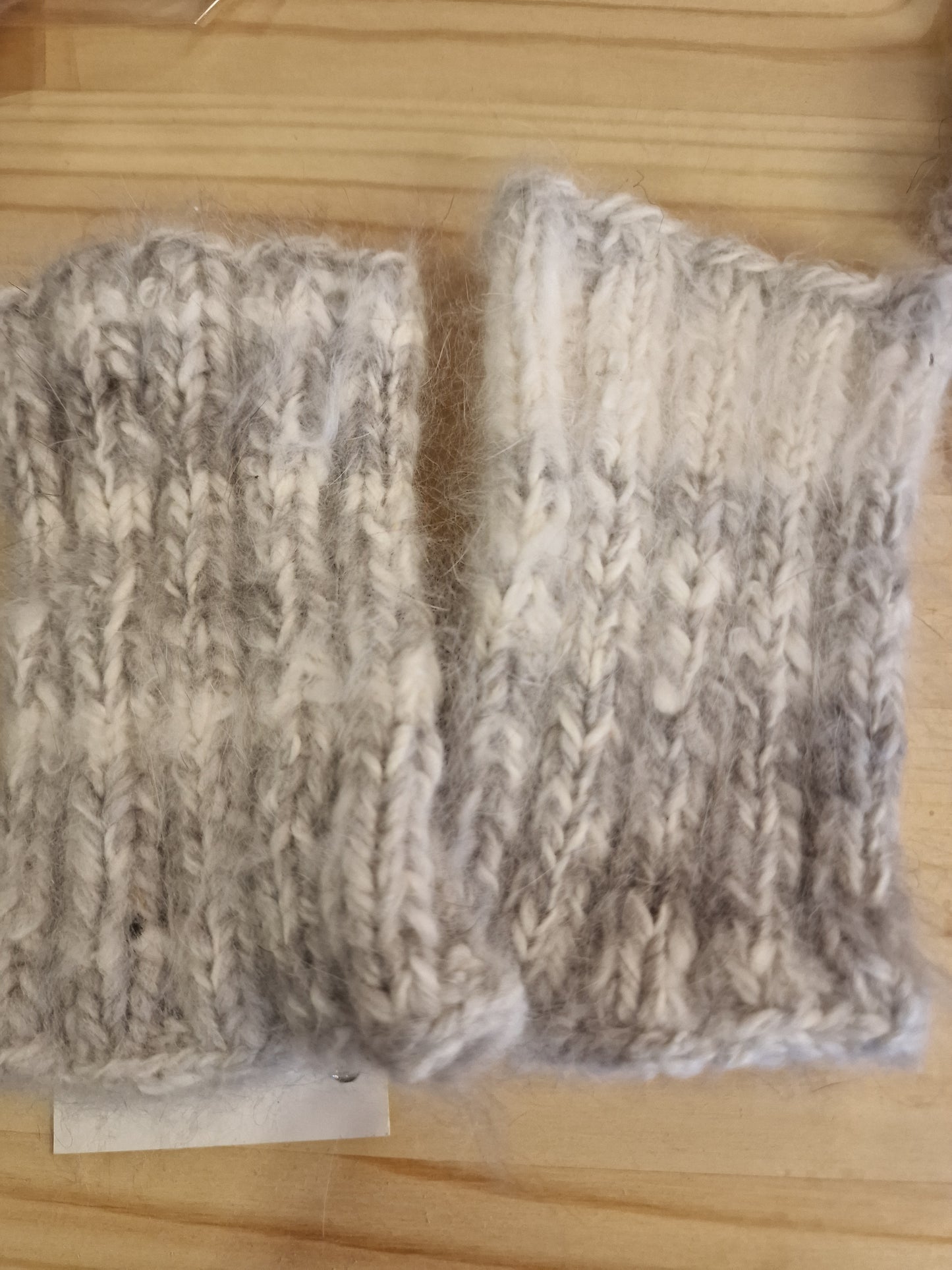 Enkle pulsvarmere i håndspunnet angora.