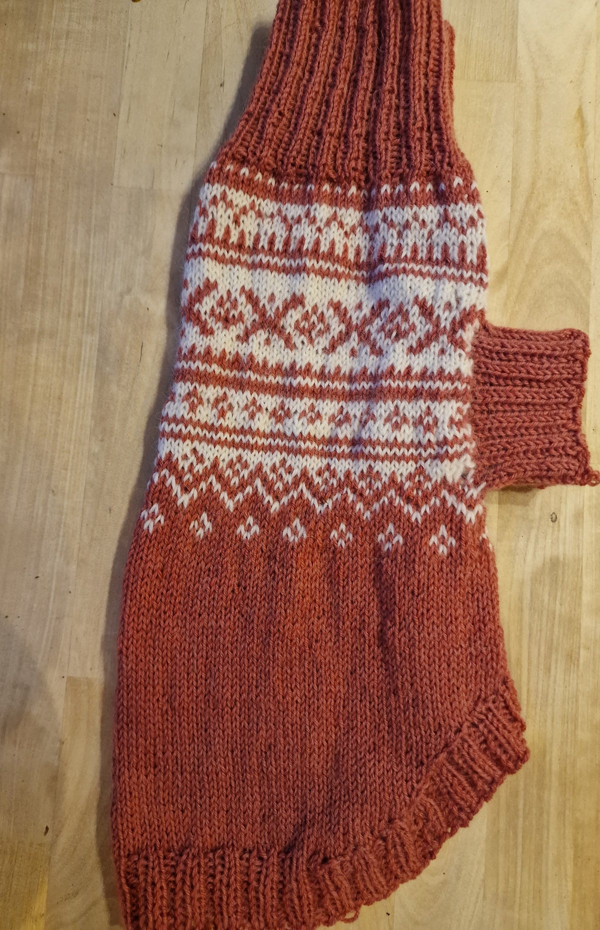 Hundegenser. Fargen er gammel rosa.