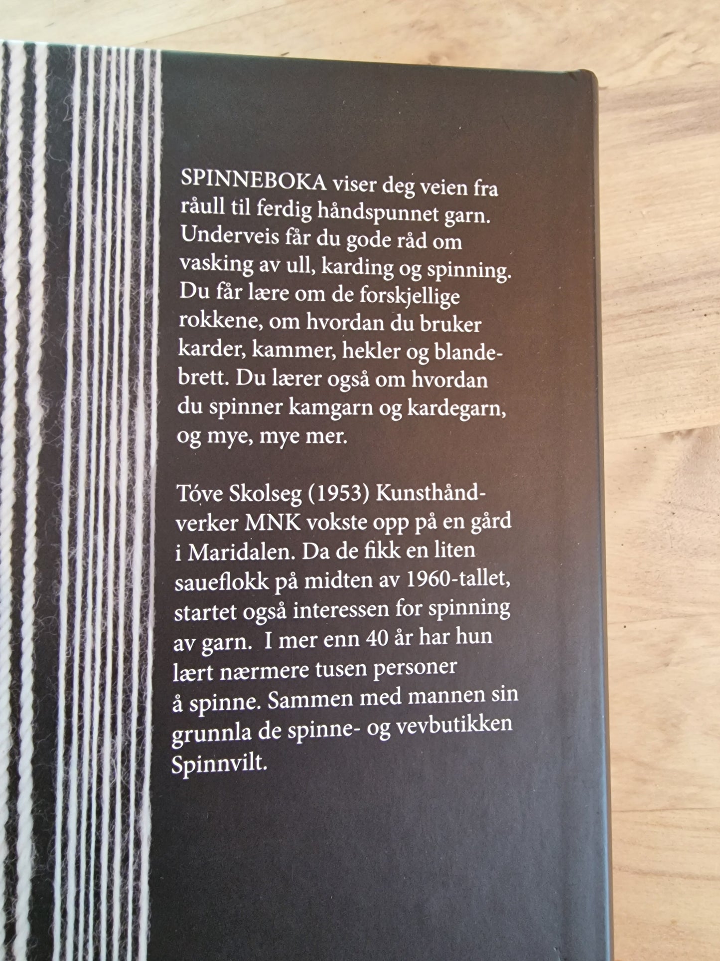 Spinneboka. Fra fiber til garn.