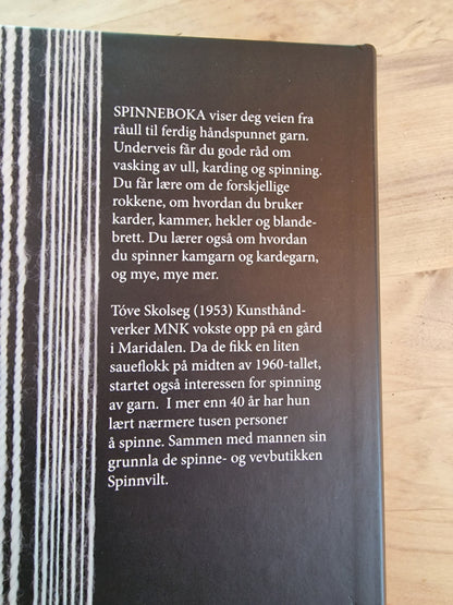 Spinneboka. Fra fiber til garn.