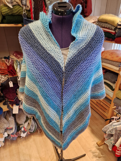 Stort sjal i blåfarger.