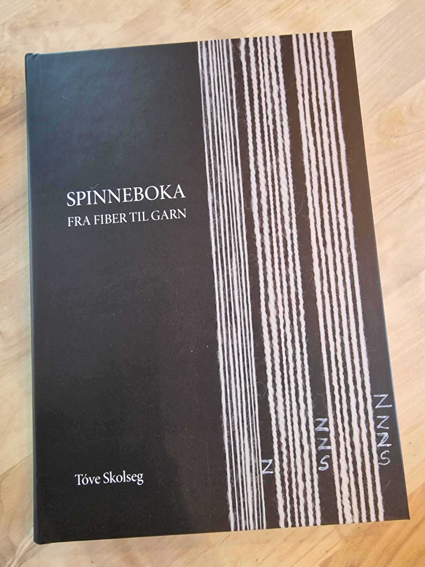 Spinneboka. Fra fiber til garn.