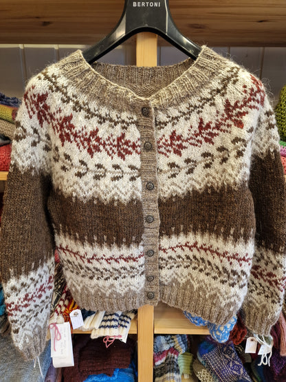 Maja i brun og beige.