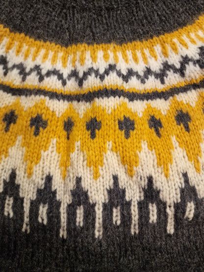 Genser med rundfelling og mønster.