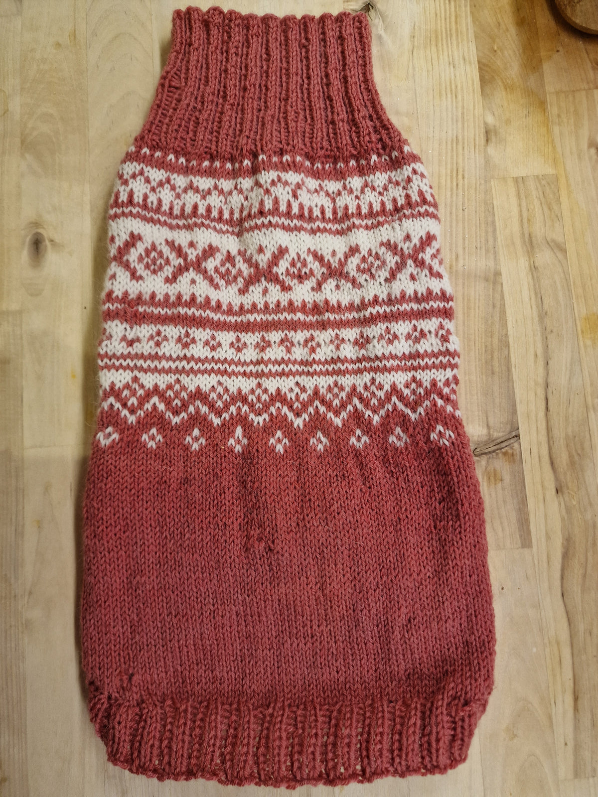 Hundegenser. Fargen er gammel rosa.