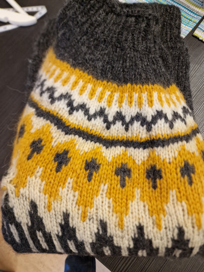 Genser med rundfelling og mønster.