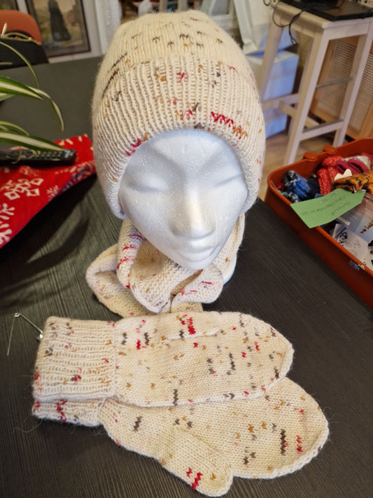 Sett med lue, votter og skjerf.