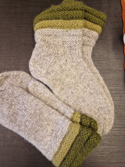 Sett med lett tovet votter og sokker
