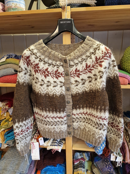 Maja i brun og beige.