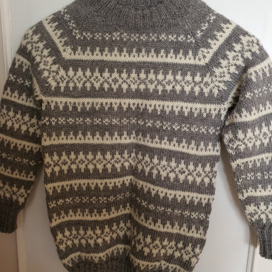 Mønster strikket genser i grå og hvit. Str. 8 år.